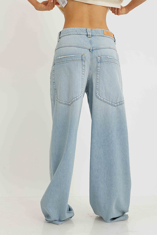 ג’ינס רחב בצבע תכלת בהיר