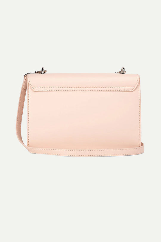 תיק צד בצבע ורוד בהיר עם לוגו מובלט