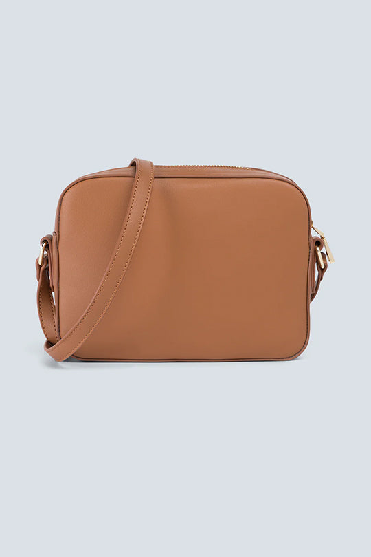 תיק צד לנשים בצבע חום עם לוגו מוזהב