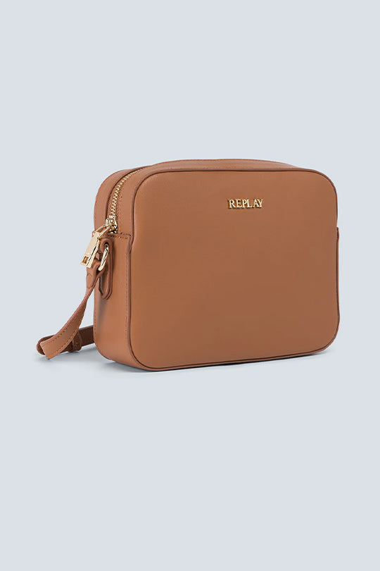 תיק צד לנשים בצבע חום עם לוגו מוזהב