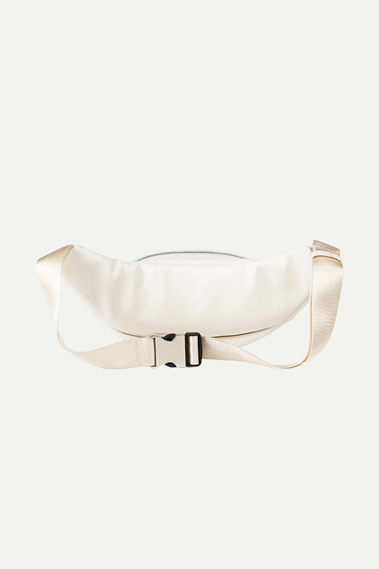 תיק פאוץ' לנשים בצבע לבן עם לוגו מתכתי