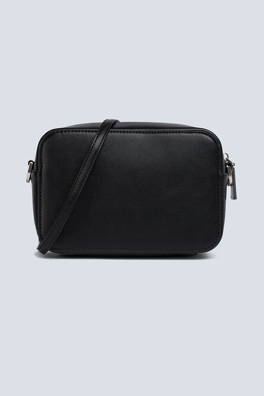 תיק צד לנשים בצבע שחור עם אלמנט מתכתי