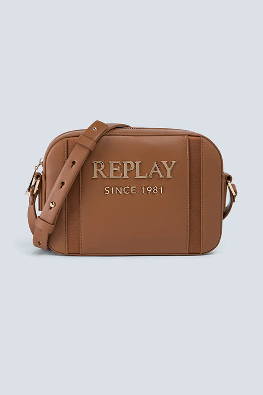 תיק צד לנשים בצבע חום עם כיתוב מובלט