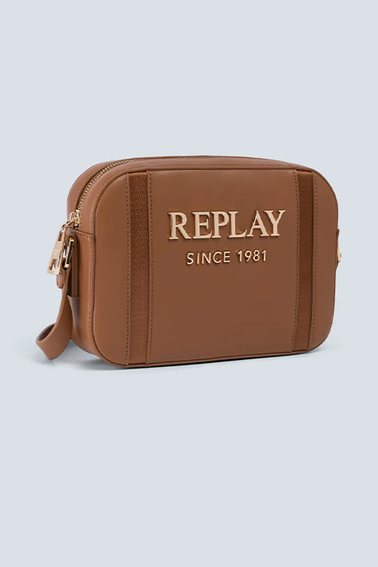 תיק צד לנשים בצבע חום עם כיתוב מובלט