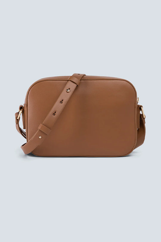 תיק צד לנשים בצבע חום עם כיתוב מובלט