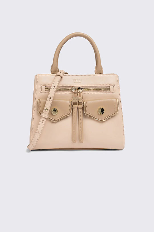 תיק יד לנשים בצבע בז׳ עם כיסים קדמיים ולוגו