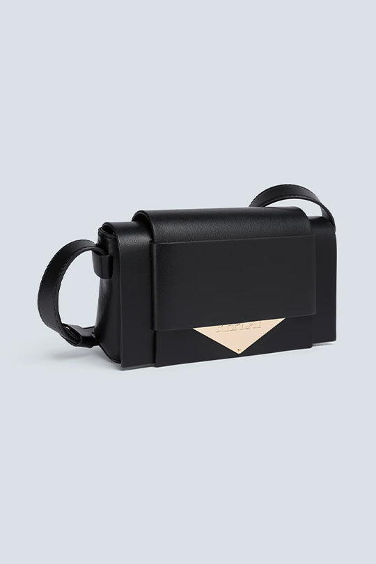 תיק צד לנשים בצבע שחור עם סגירת קלפה