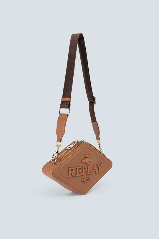 תיק צד לנשים בצורת יהלום בצבע חום עם לוגו מובלט