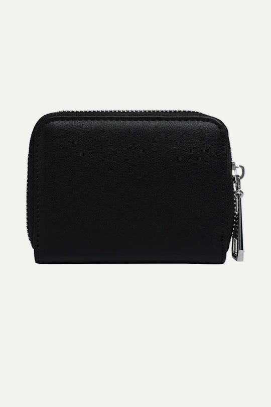 ארנק שחור עם רוכסן וכיתוב לוגו כסוף