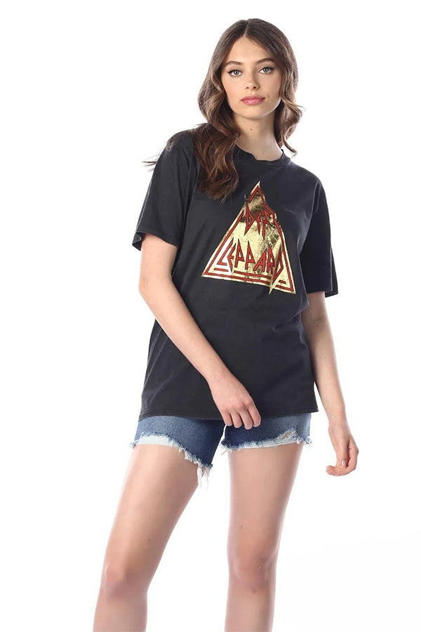 טי שירט קצרה עם הדפס להקת "Def Leppard" נשים