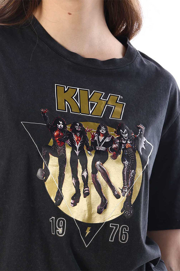 טי שירט קצרה עם הדפס להקת "Kiss" נשים