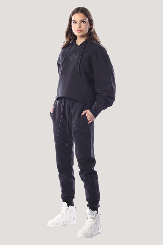 מכנסיים ארוכים עם מנג'ט רחב וכיתוב על רגל שמאל נשים