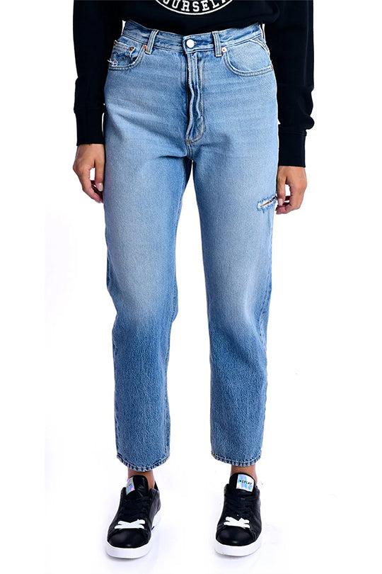 ג'ינס בויפרנד עם קרעים בצבע כחול