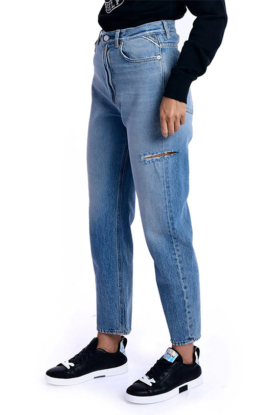 ג'ינס בויפרנד עם קרעים בצבע כחול