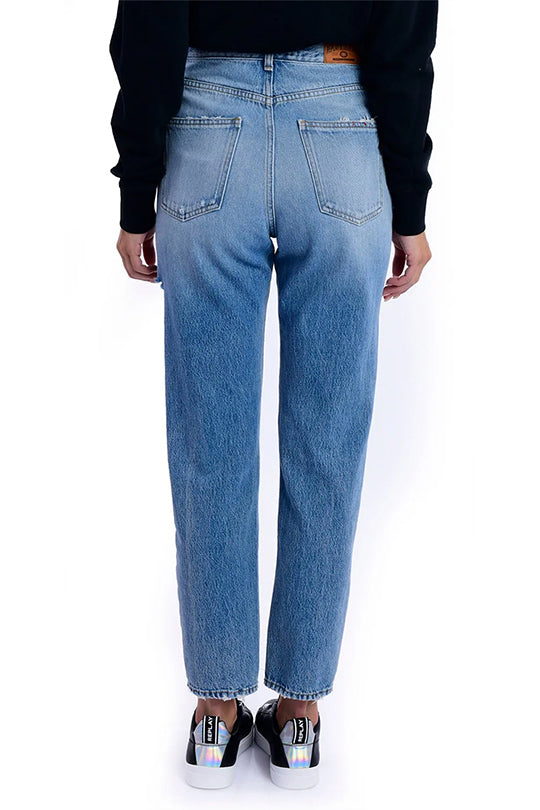 ג'ינס בויפרנד עם קרעים בצבע כחול