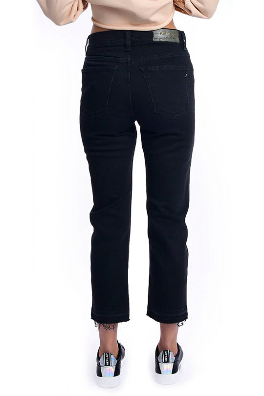 ג'ינס בגזרה ישרה בצבע שחור