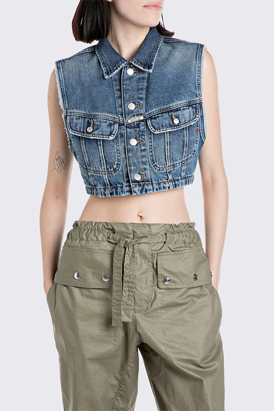 וסט ג’ינס קצר לנשים בגוון כחול קלאסי