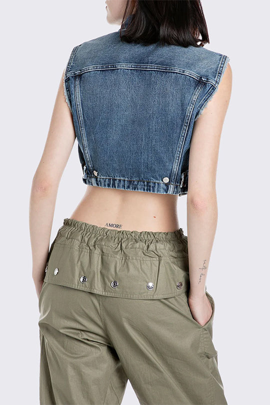 וסט ג’ינס קצר לנשים בגוון כחול קלאסי