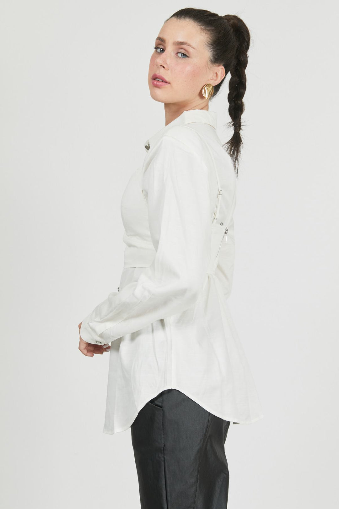 חולצה מכופתרת אריאנה בצבע לבן