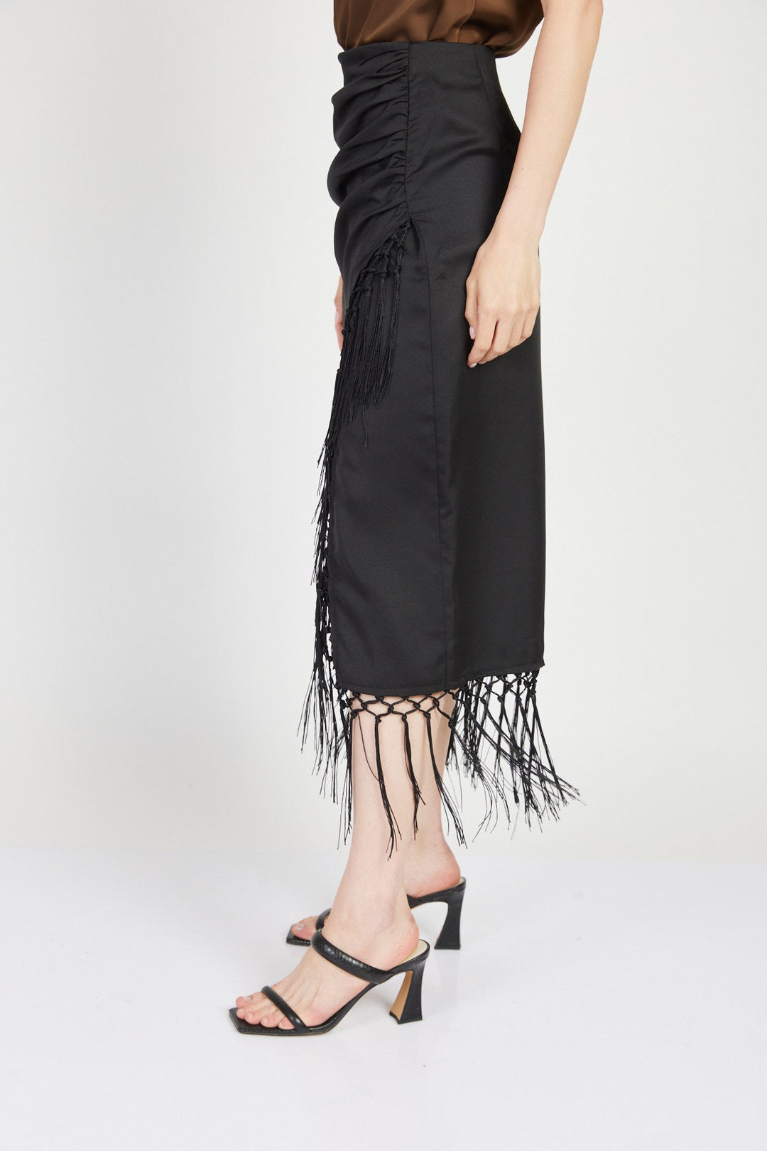 חצאית פראו פרנזים בצבע שחור - House Of Jaffa X Razili
