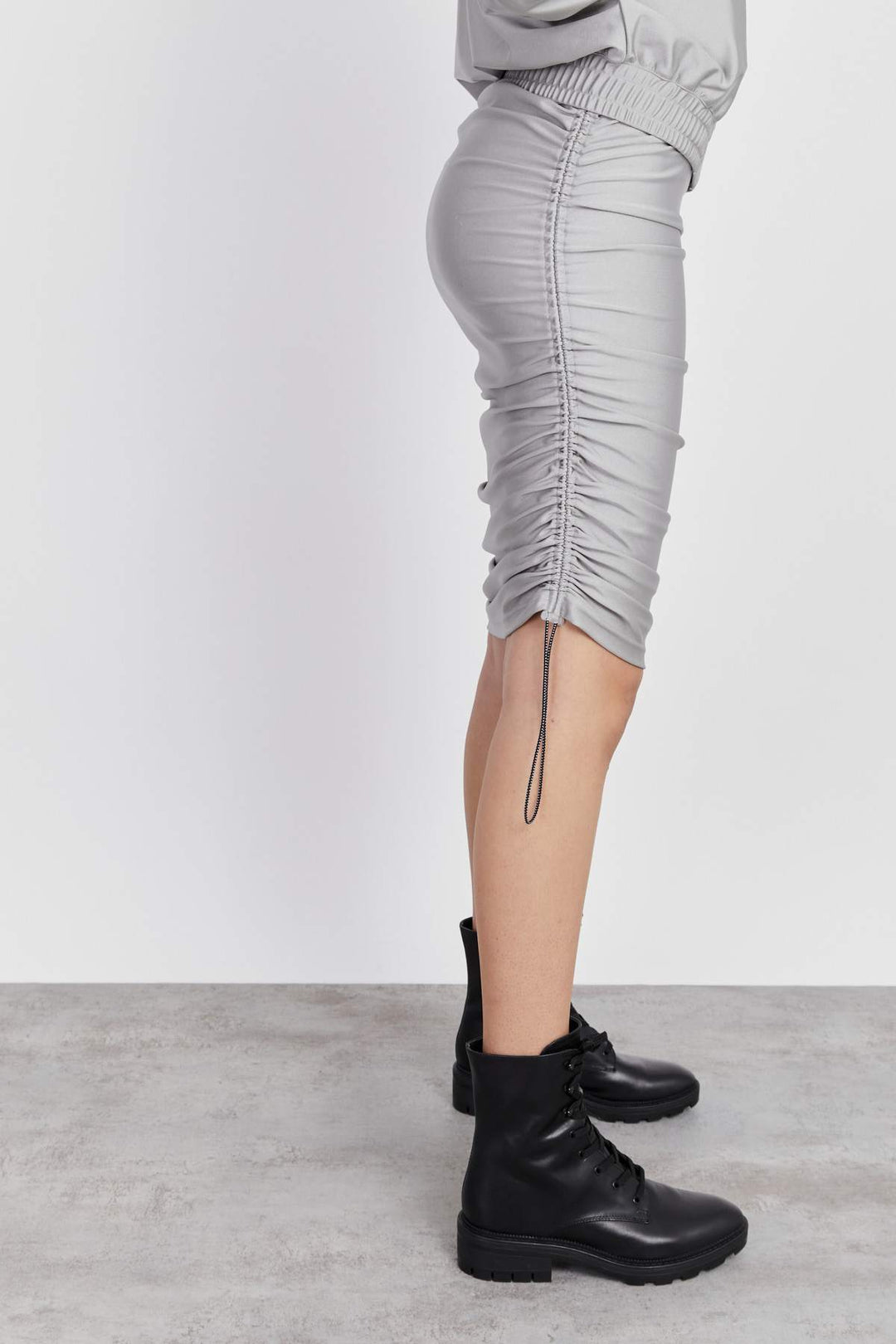חצאית עיפרון סיימון בצבע כסף - Razili Studio