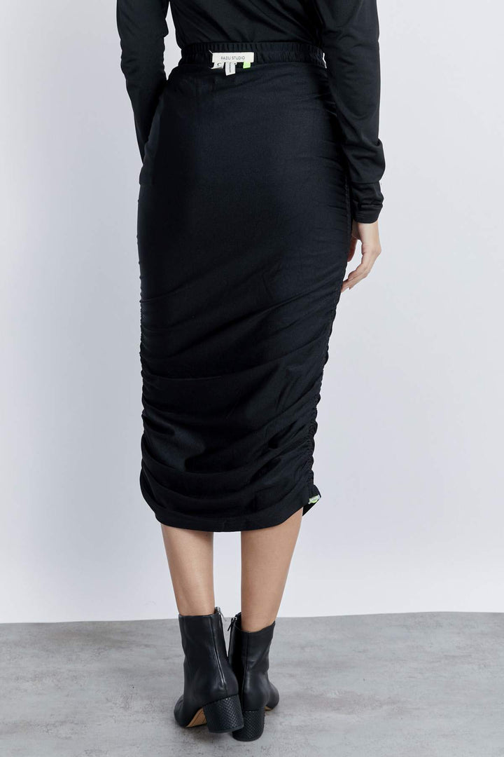 חצאית עיפרון סיימון בצבע שחור - Razili Studio