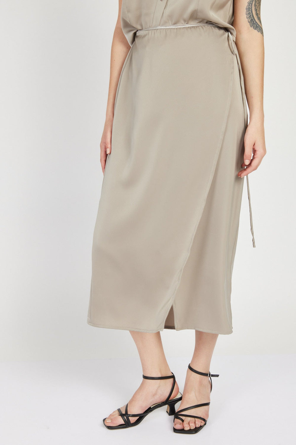 חצאית קשירה מידי אטלס בצבע חאקי - Razili Studio