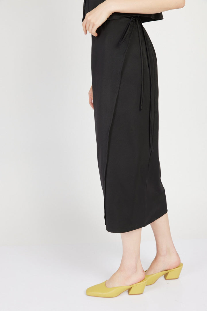 חצאית קשירה מידי אטלס בצבע שחור - Razili Studio
