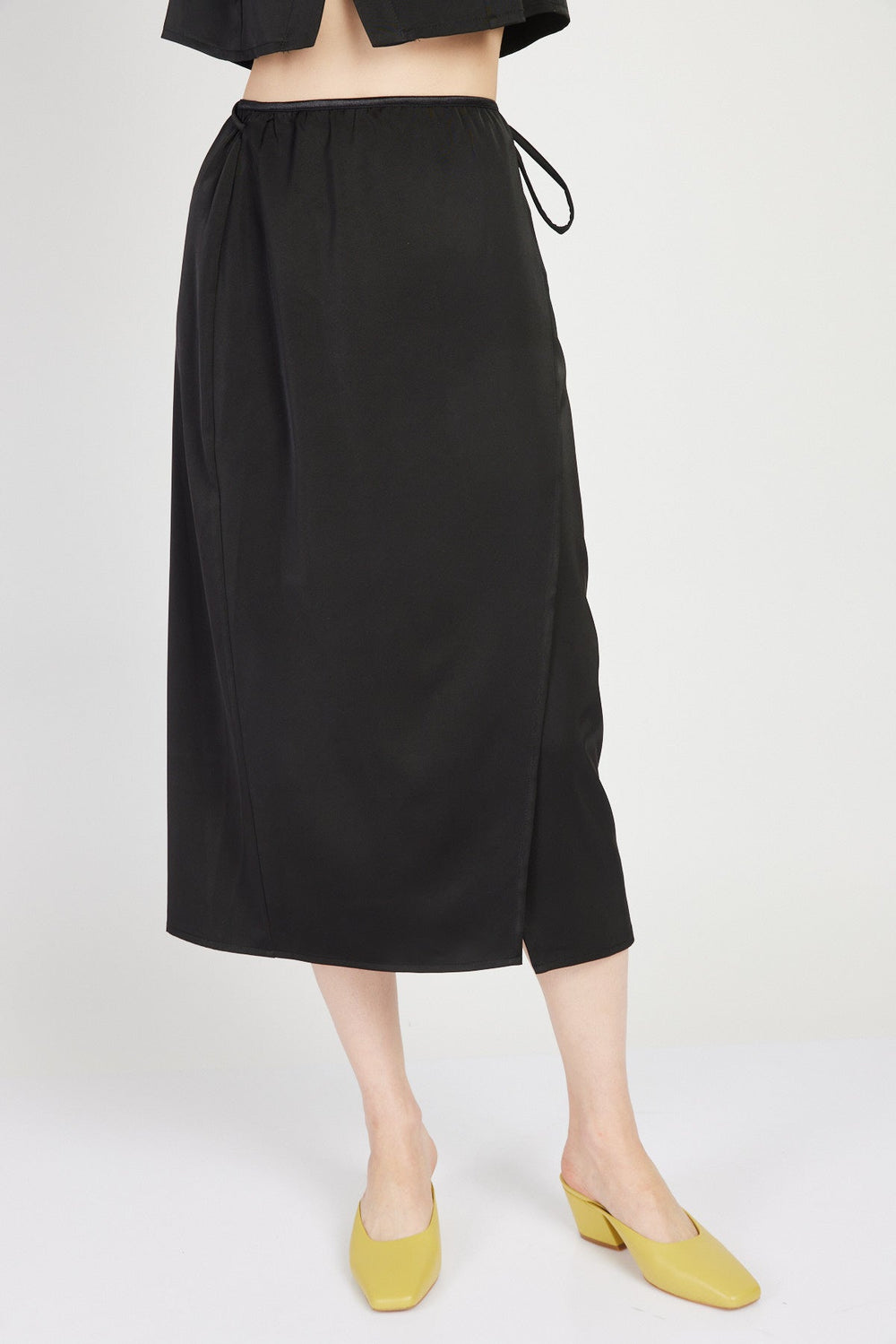 חצאית קשירה מידי אטלס בצבע שחור - Razili Studio