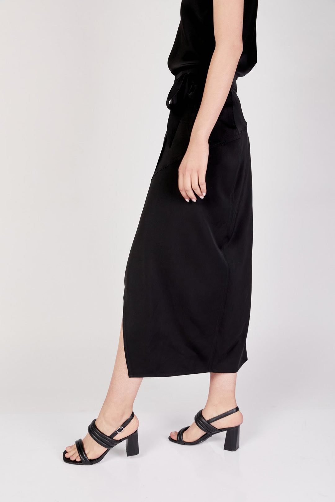 חצאית קשירה טסה בצבע שחור - Ella Levy