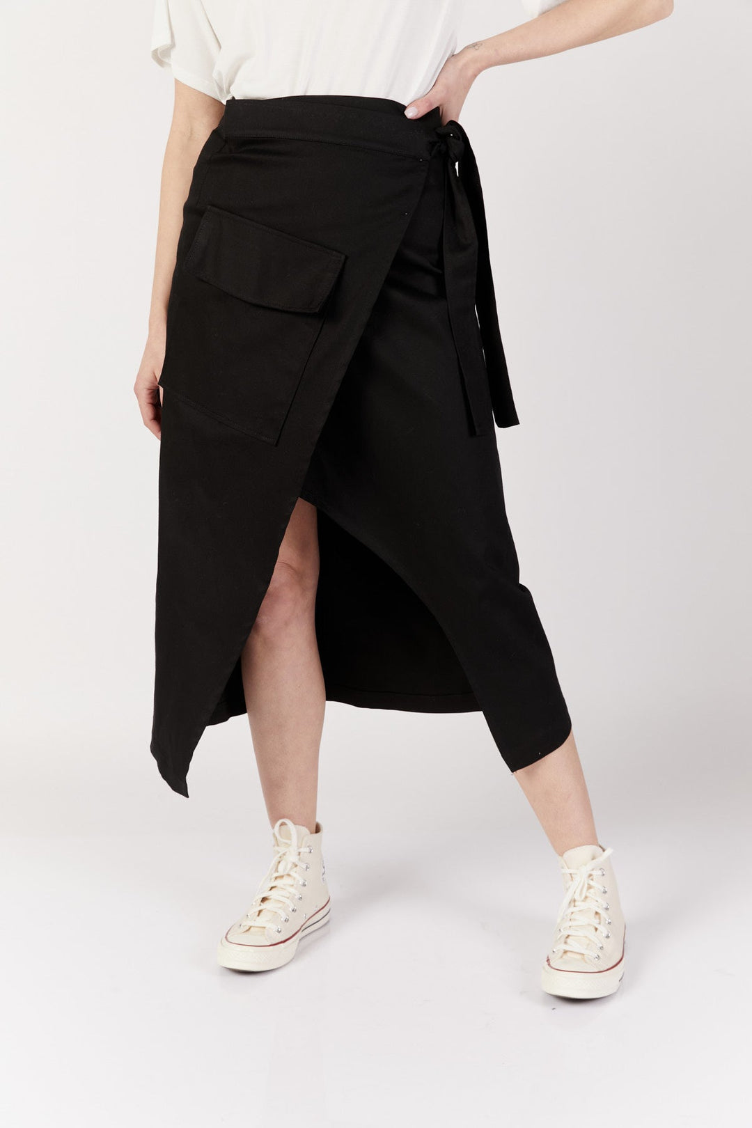 חצאית מעטפת קברנה בצבע שחור - Razili Studio