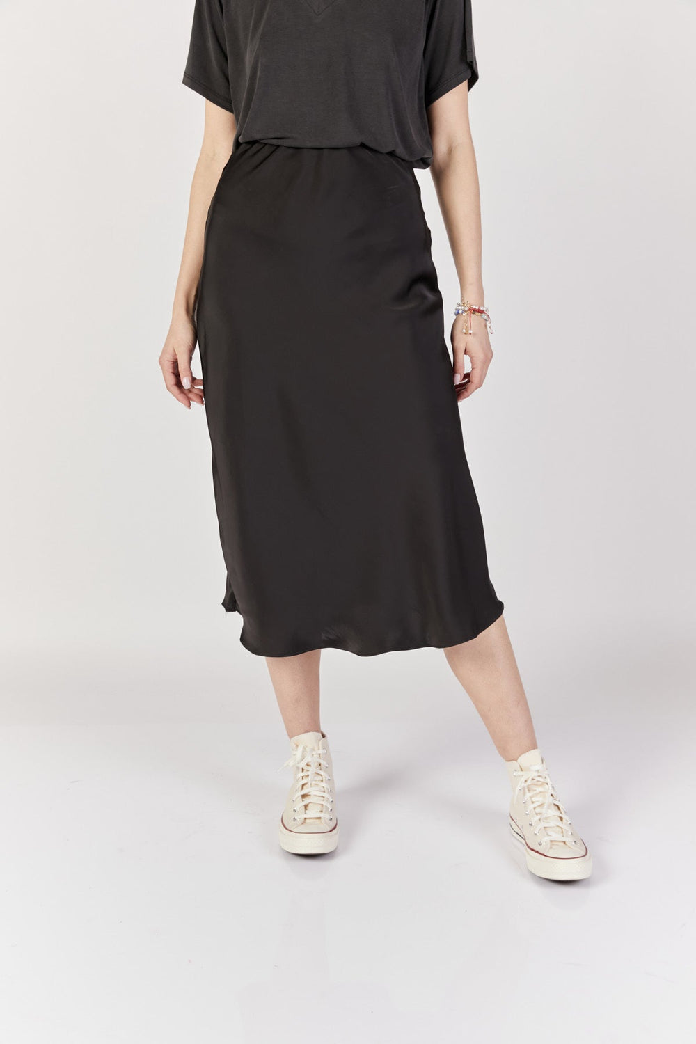 חצאית מידי בלאנק בצבע שחור - Razili Studio