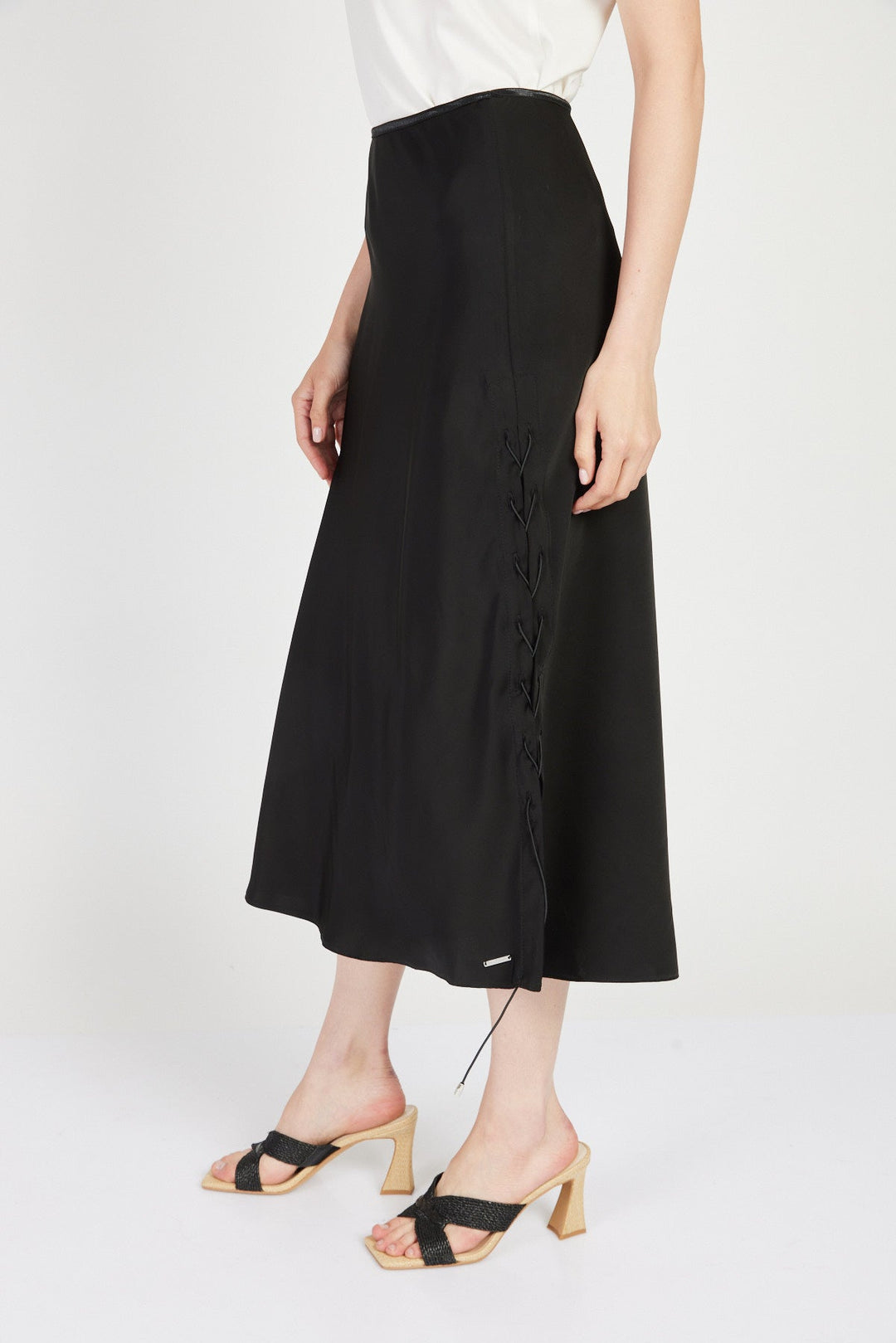 חצאית מידי סאטן בצבע שחור - Juicy Couture