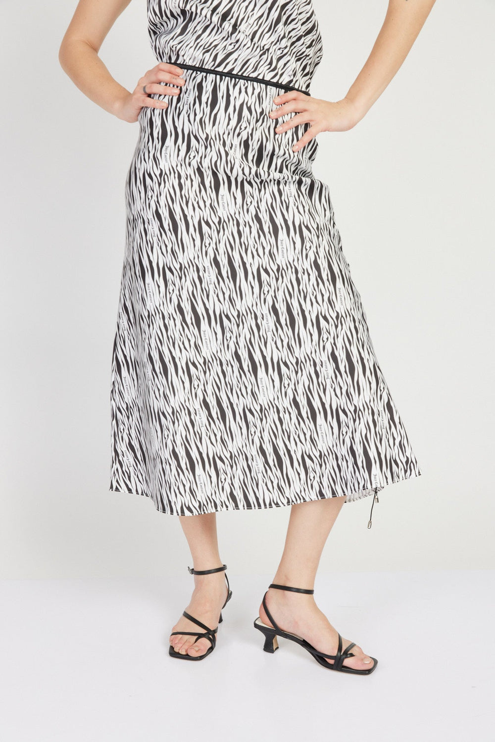 חצאית מידי סאטן בהדפס זברה - Juicy Couture