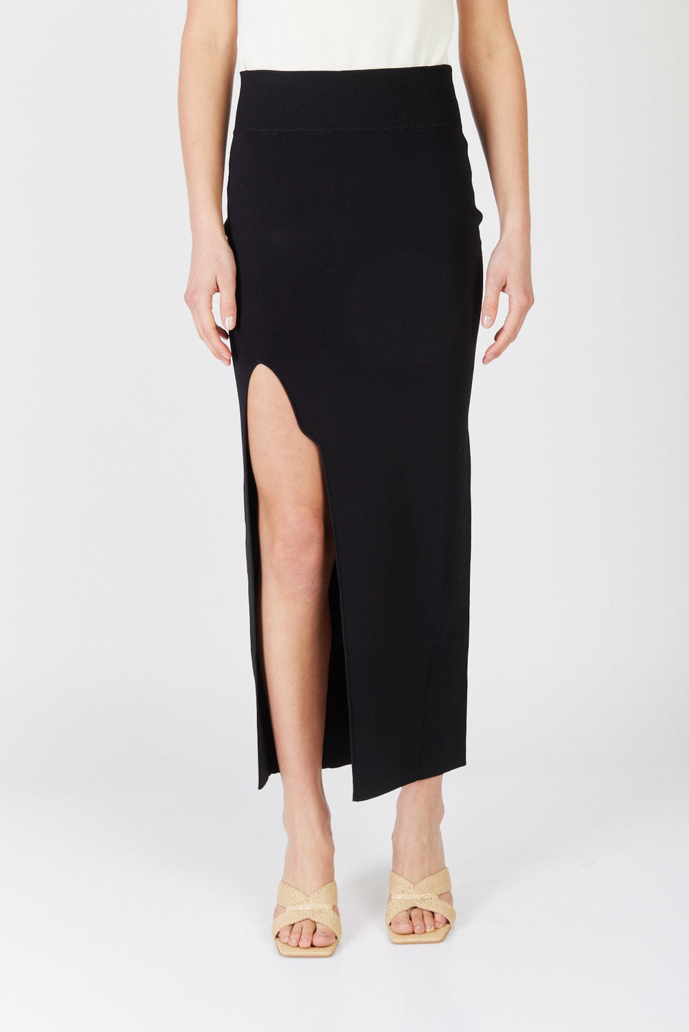 חצאית מידי סרוגה לונה עם שסע קדמי בצבע שחור - Mother Ofall