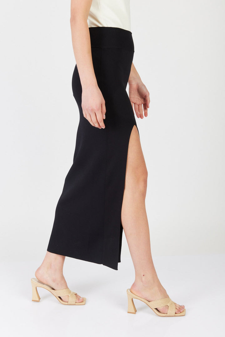 חצאית מידי סרוגה לונה עם שסע קדמי בצבע שחור - Mother Ofall