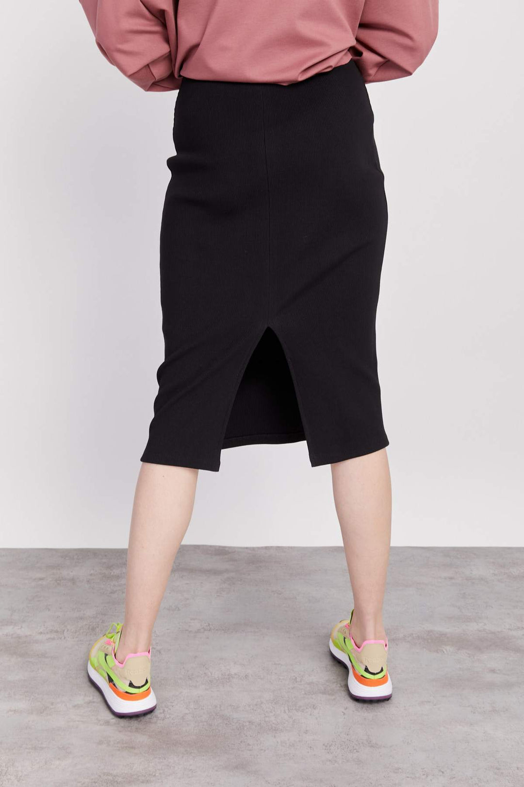 חצאית ריב בצבע שחור - Razili Studio