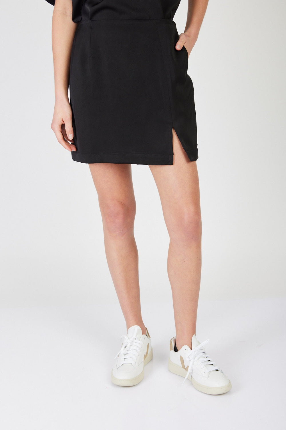 חצאית סאטן מיני Jacy בצבע שחור - Juicy Couture