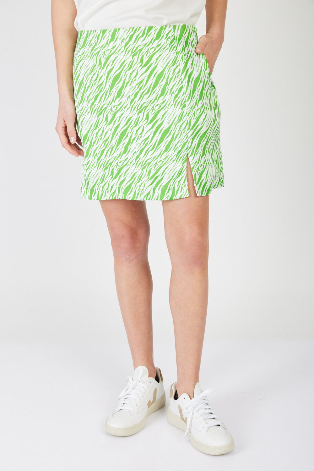 חצאית סאטן מיני Jacy בהדפס זברה לבן\ירוק - Juicy Couture
