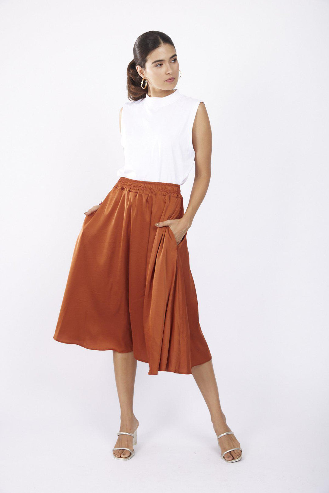 חצאית וינד סאטן בצבע חמרה - Razili Studio