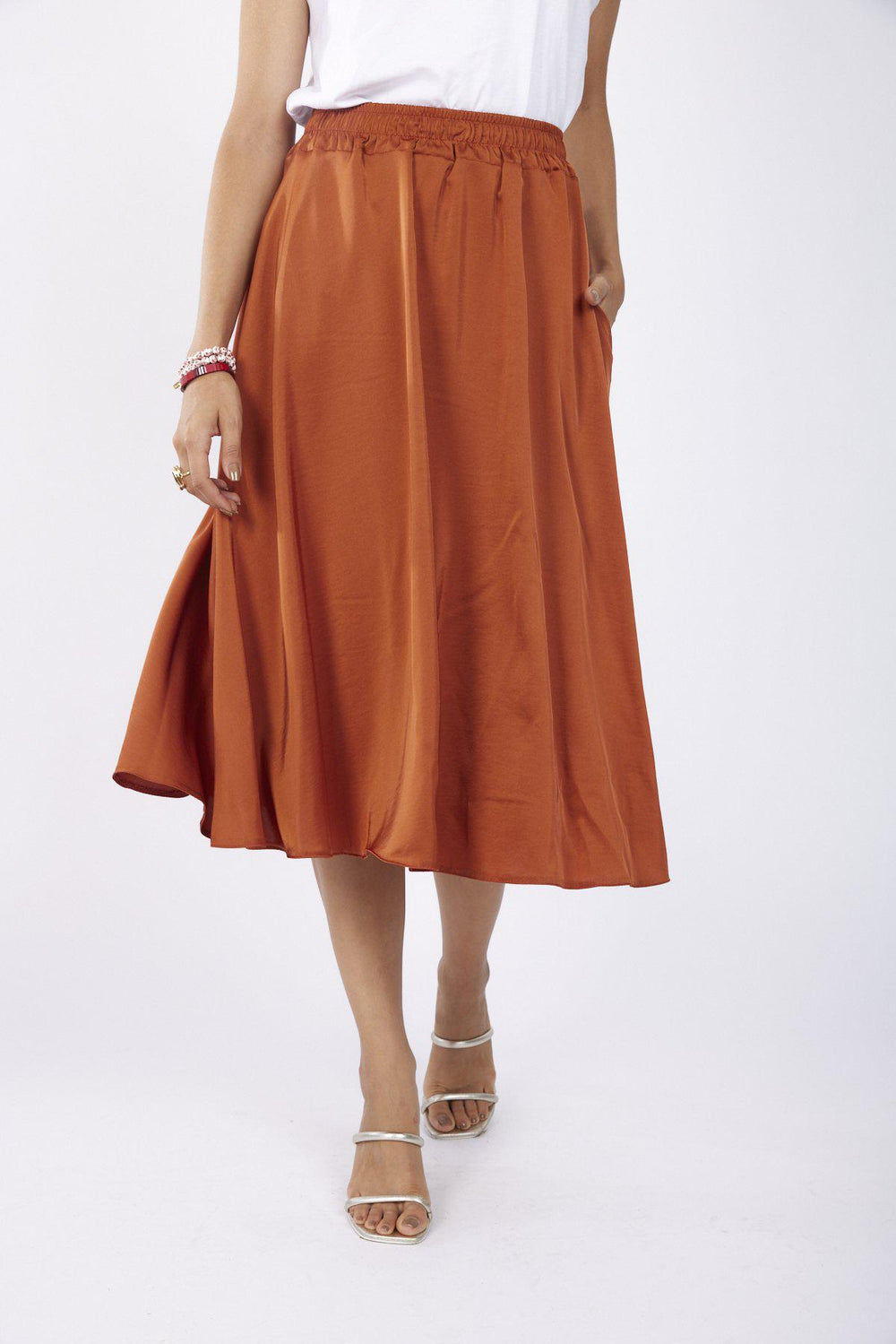 חצאית וינד סאטן בצבע חמרה - Razili Studio