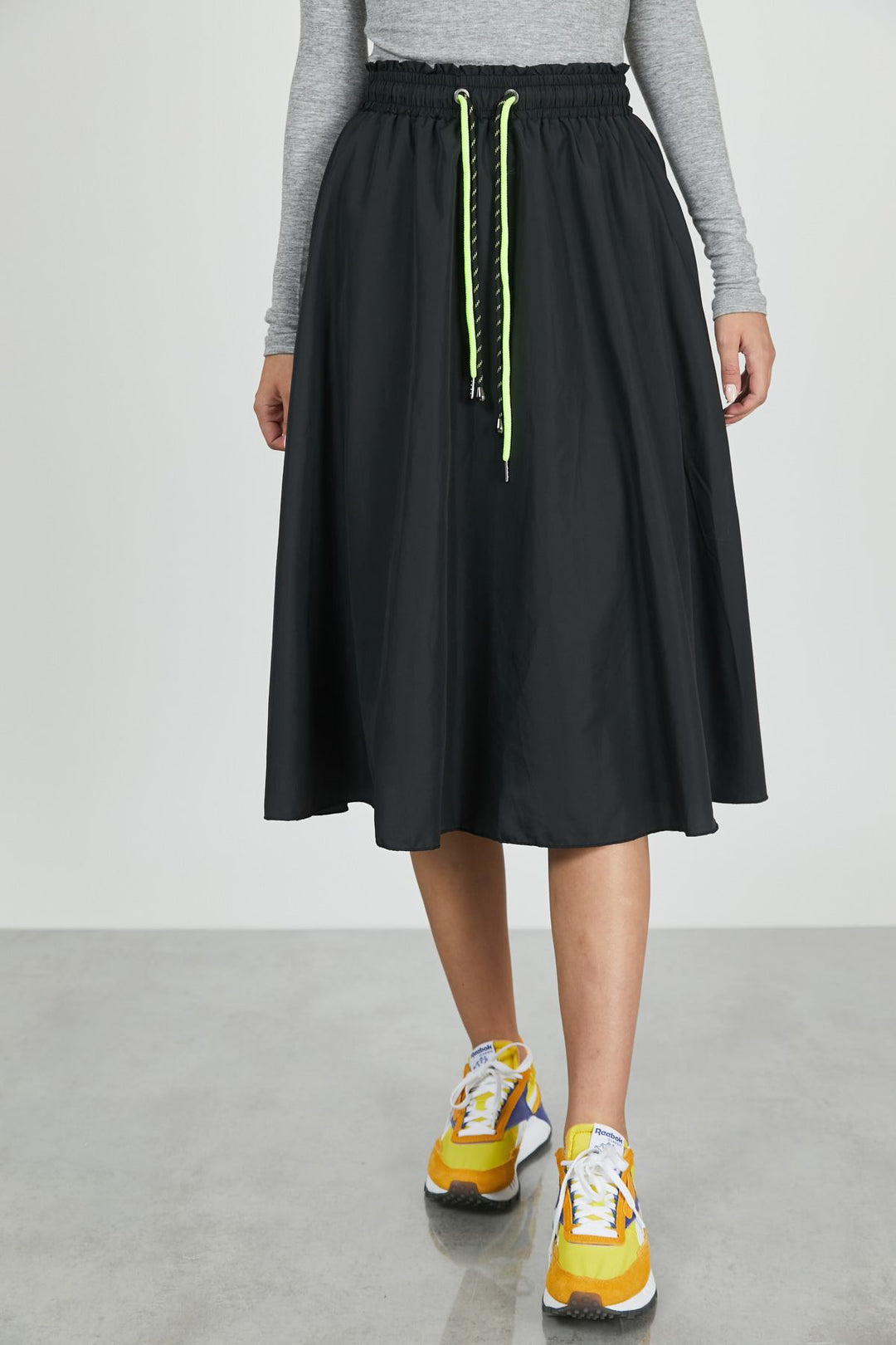 חצאית ווינד בצבע שחור - Razili Studio
