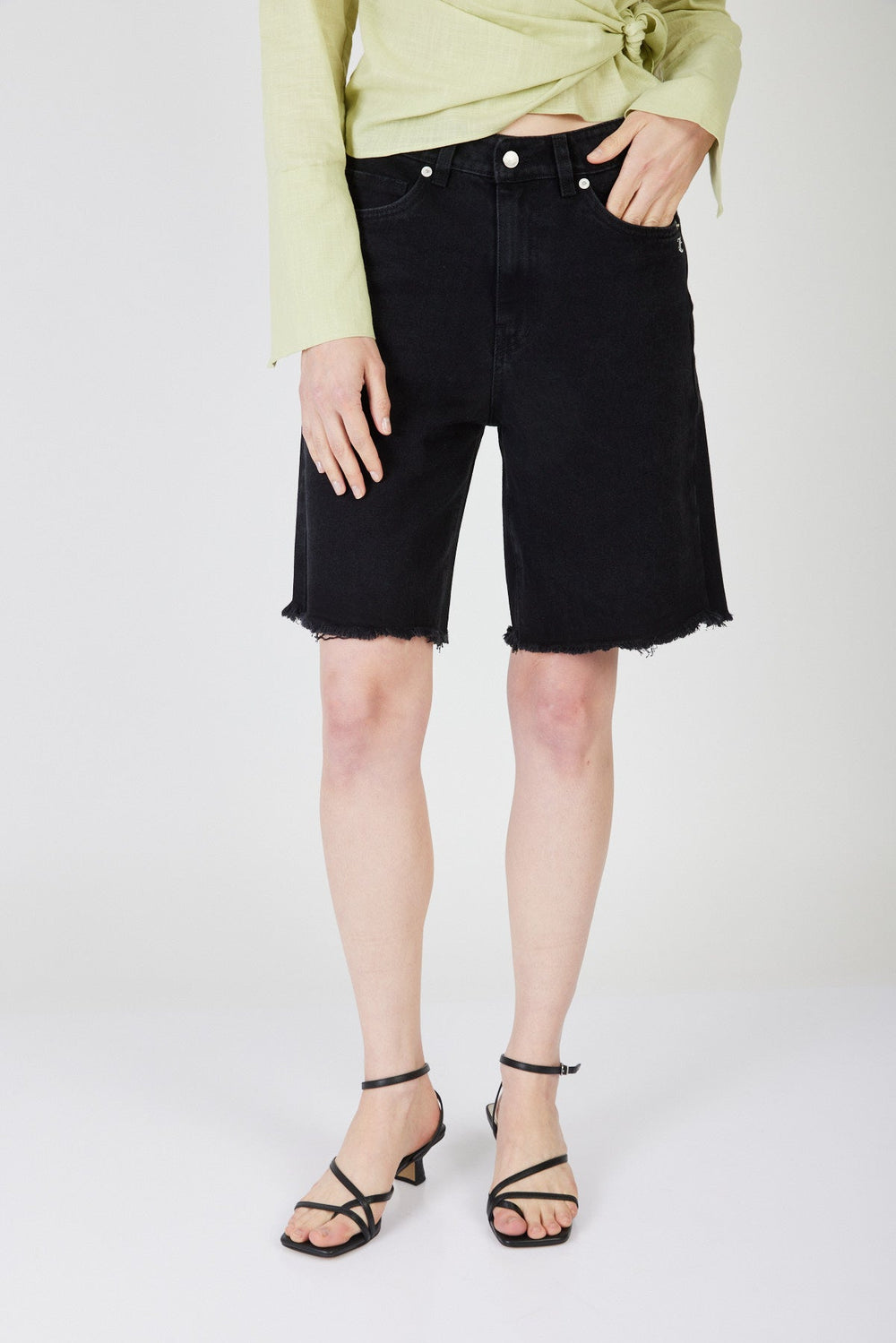 ג'ינס ברמודה Wide Leg בצבע שחור - Juicy Couture