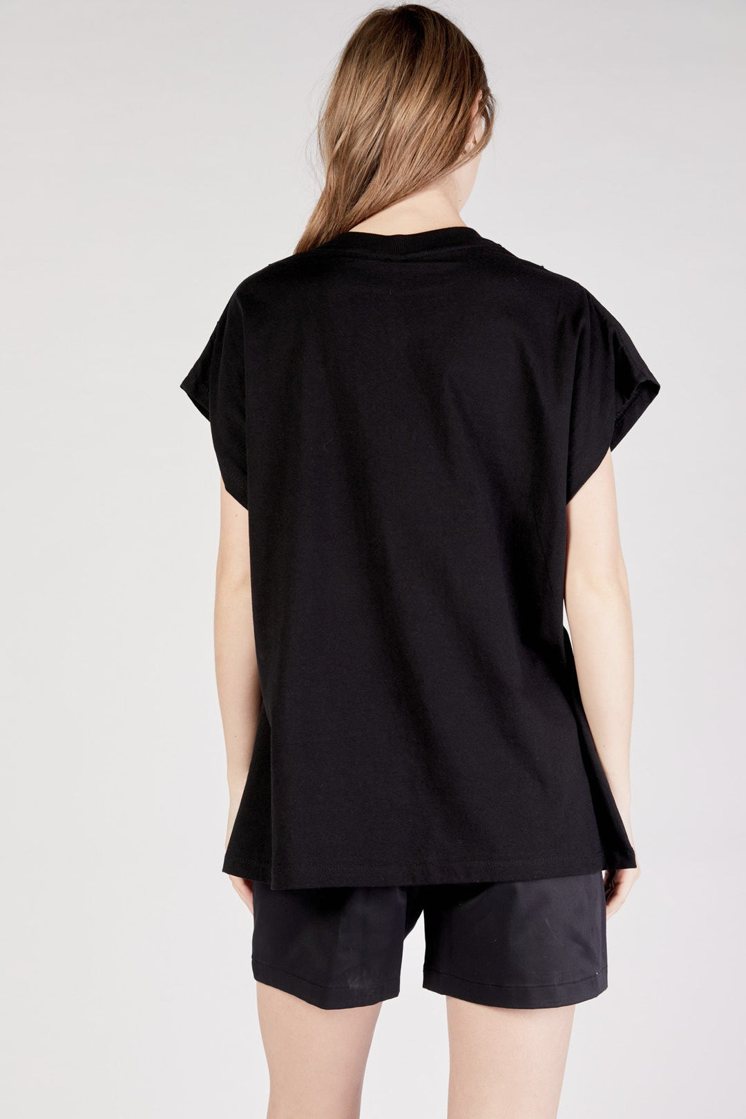 גופייה כתפיים רחבות בצבע שחור - Razili Studio