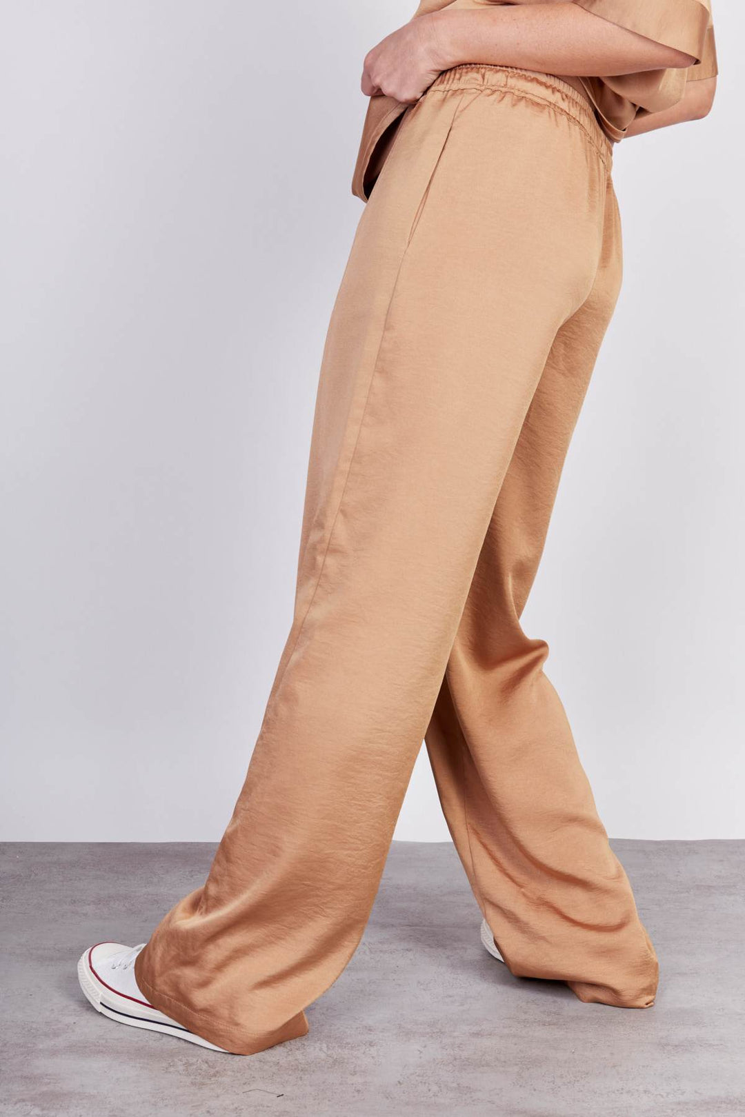 מכנסי אמי סאטן בצבע ניוד - Moi Collection