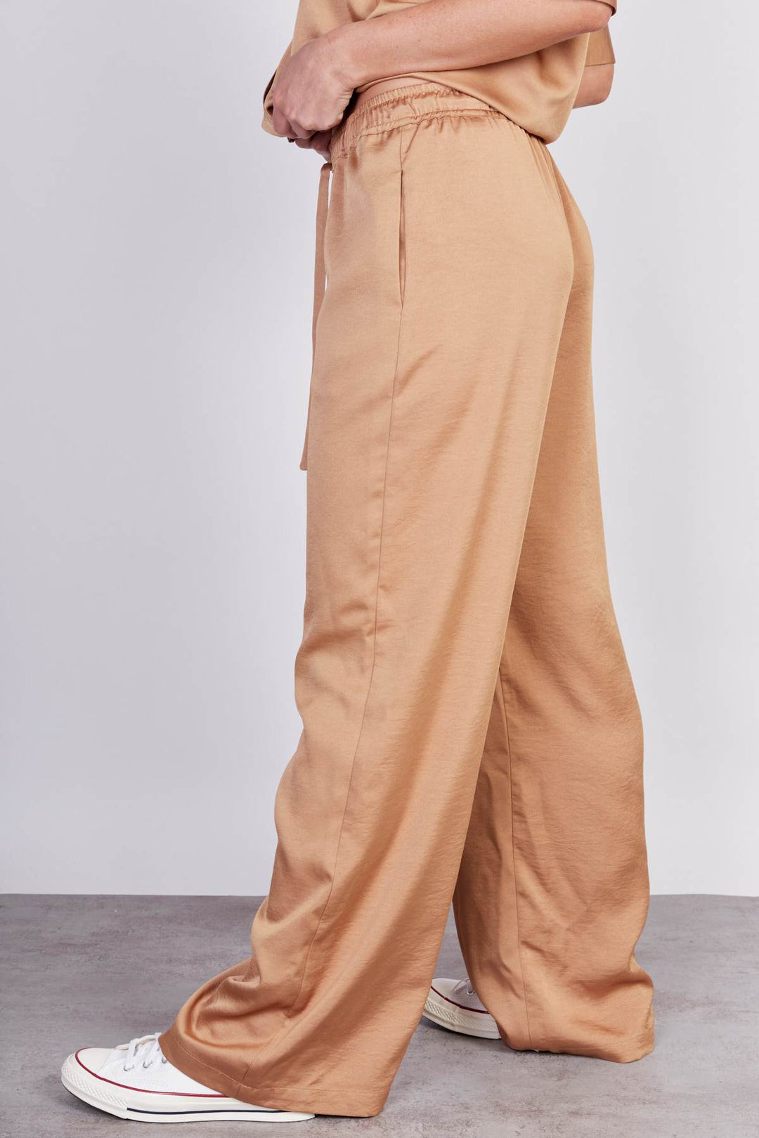 מכנסי אמי סאטן בצבע ניוד - Moi Collection