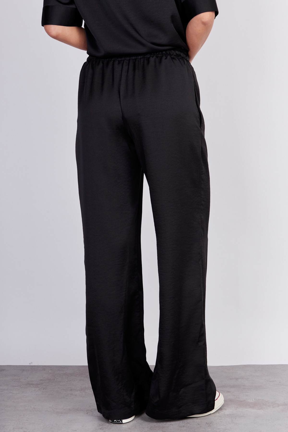 מכנסי אמי סאטן בצבע שחור - Moi Collection