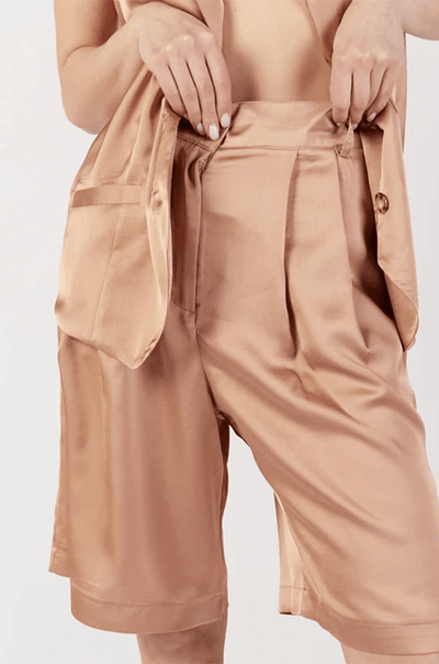 מכנסי ברמודה בצבע חול מדברי בגזרה גבוהה - Moi Collection