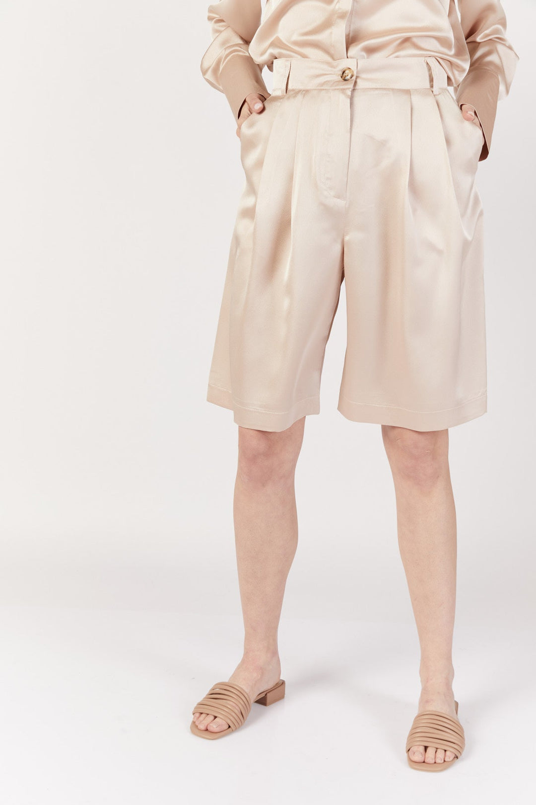 מכנסי ברמודה בז׳ בגזרה גבוהה - Moi Collection