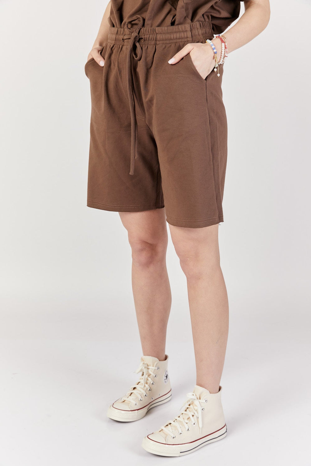 מכנסי ברמודה קצר רוברט בצבע חום שוקולד - Monochrome